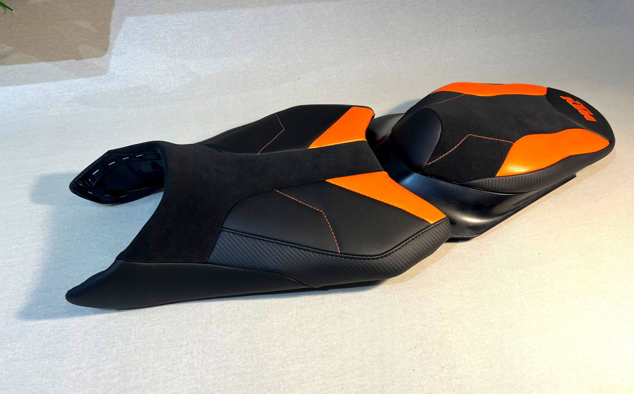 Housse-de-selle-KTM-Duke-890-790-R-6a56237938e33.jpg